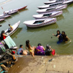 Kąpiel w Gangesie oczyszczająca ze złej karmy jest obowiązkowym punktem pielgrzymujących do Varanasi hindusów. Ta święta rzeka poza kąpielami służy miejscowym również przy praniu, goleniu i wszystkich innych czynnościach związanych z wodą, w tym z odprowadzaniem ścieków ze wszystkich 116 miast leżących nad brzegiem rzeki. Ponadto, każdy hindus marzy o tym, aby jego spopielone ciało zostało wrzucone w wody Gangesu.