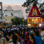 Gdy dotarliśmy do Mysore, nazywanego miastem pałaców, właśnie miała miejsce procesja wyznawców kultu Kryszny. My jednak nie tracąc czasu i idąc za radą najpopularniejszego przewodnika po Indiach postanowiliśmy wykupić na kolejny dzień całodniową wycieczkę po tym zabytkowym mieście i okolicach.